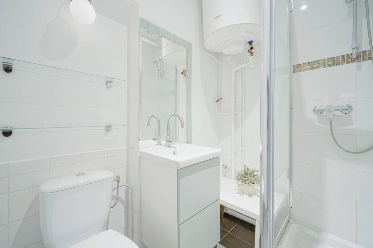 Amelie In Apartment Paris